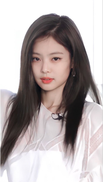 Jenny Unveils Dazzling ‘New York Hot Girl’ Look with Ant Waist Dress