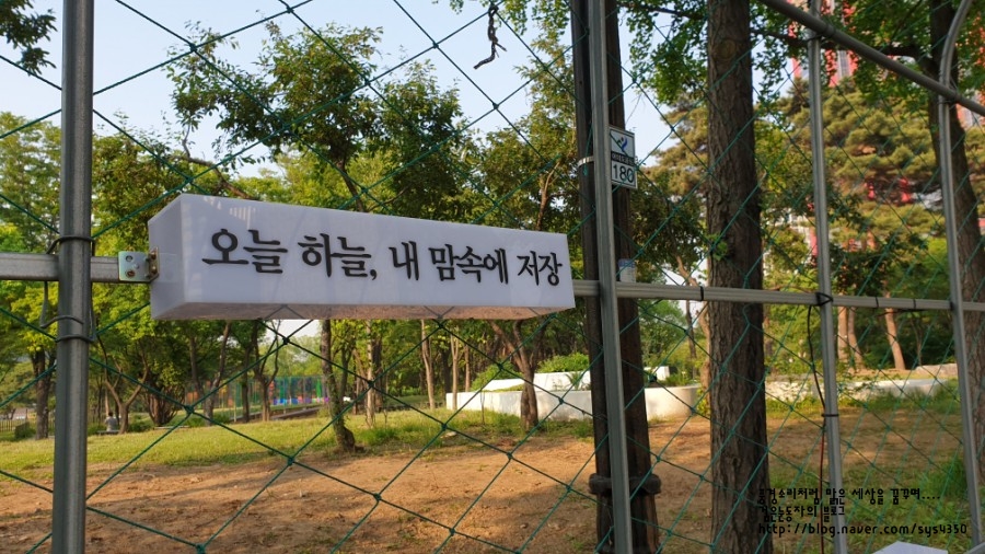 Lee Oi-do's Hanbok on the City Side: An Idol Diving into the Urban Scene